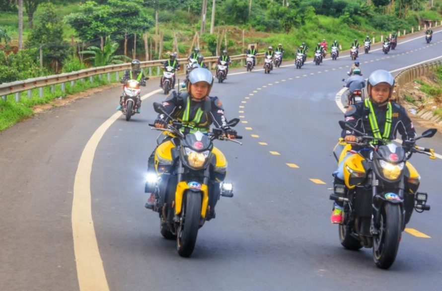 Bộ đàm chống nước, chống bụi là phương tiện liên lạc quan trọng khi di chuyển bằng xe máy