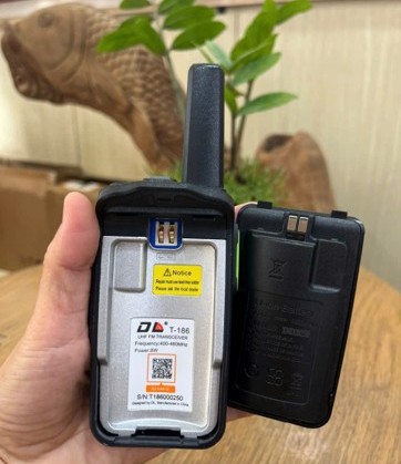 Pin là phụ kiện không thể tách rời với máy bộ đàm